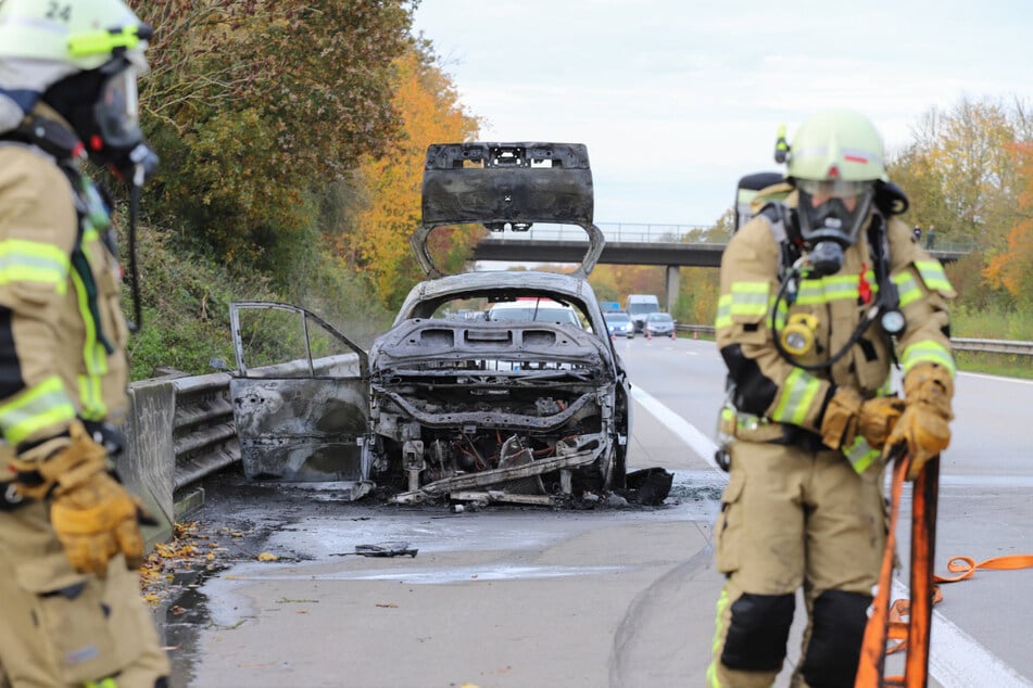 Die Feuerwehr löschte das brennende Fahrzeug auf der A23 bei Elmshorn.