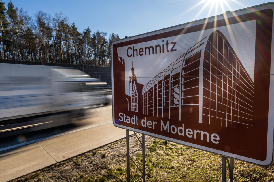 Chemnitz: Neues Autobahn-Schild zur Kulturhauptstadt: Stadt der Moderne hat als Werbung ausgedient