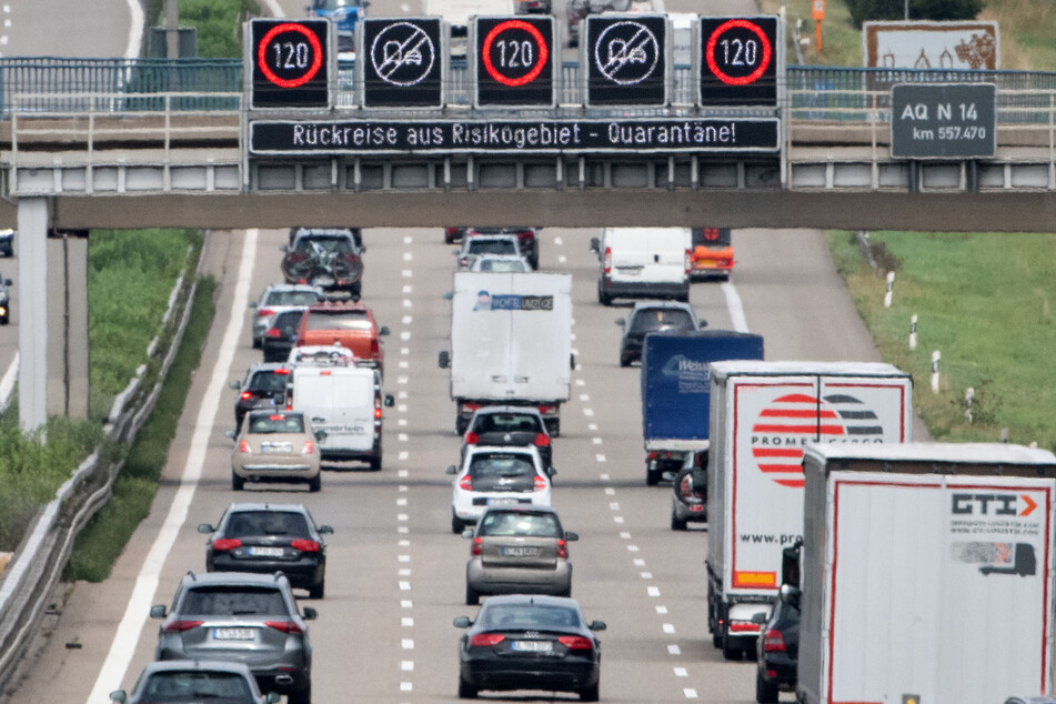 Baden-Württemberg, Besigheim: Eine Anzeige auf der A81 hat die Aufschrift "Rückreise aus Risikogebiet - Quarantäne".