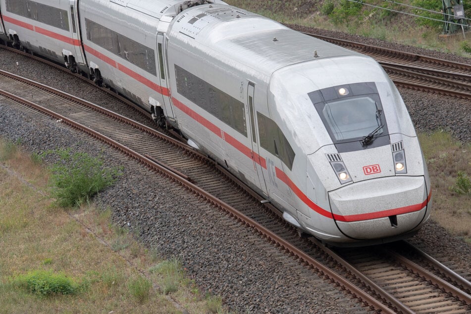 Bei der Deutschen Bahn kam es am Montag infolge mehrere Brände zu reichlich Einschränkungen. (Symbolbild)