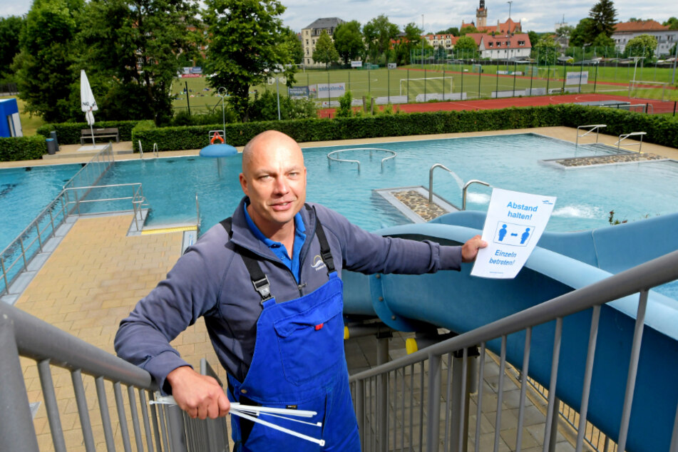 Das Freibad Cotta besuchten gestern am ersten Tag der Saison über ein Dutzend Schwimmer - zur Freude von Badeleiter Robert Lehnert (46), der am Morgen noch Hygiene-Hinweisschilder angebracht hatte.