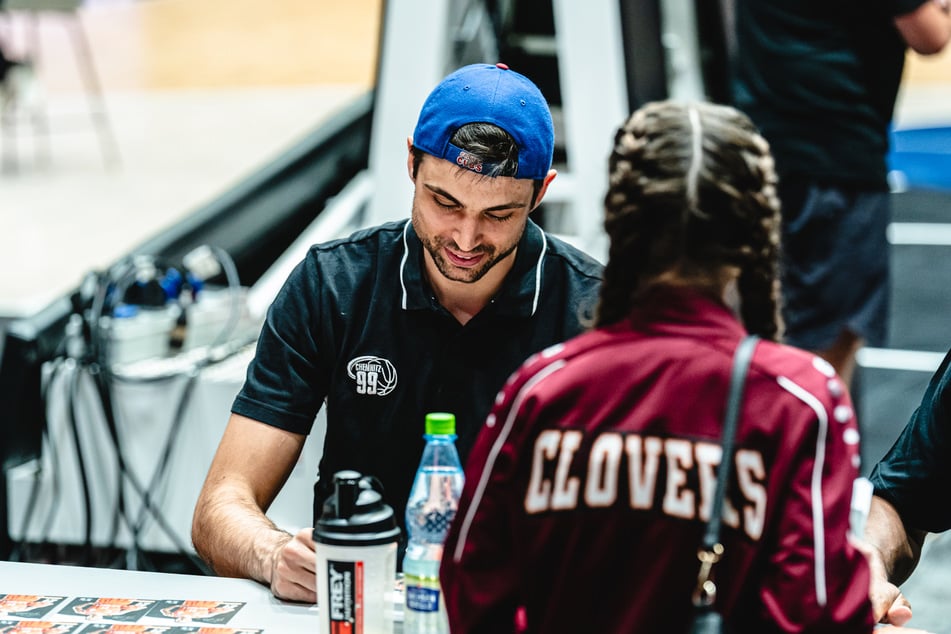 Zur Teampräsentation musste Niners-Neuzugang Mateo Seric fleißig Autogramme schreiben.