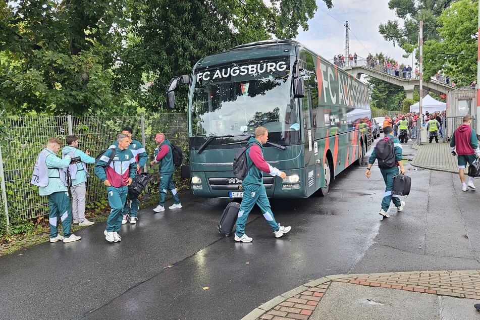 Die FCA-Profis steigen aus dem Bus. Bis kurz zuvor hatte es geregnet.