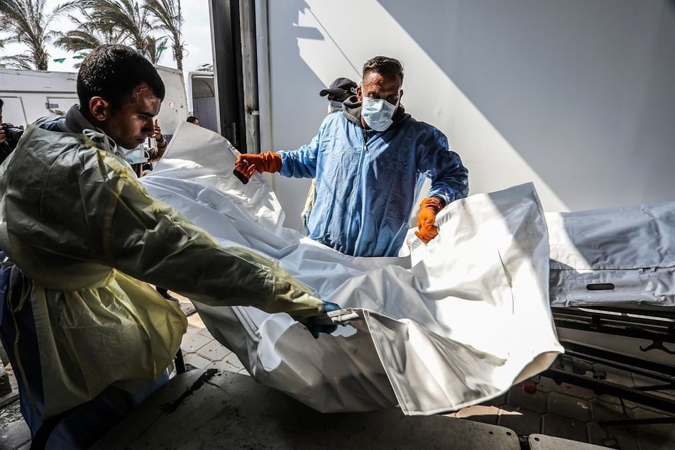 Die Hamas hat dem Roten Kreuz erneut sterbliche Überreste ausgehändigt. Ob es sich dabei um die Leiche einer noch vermissten, toten Geisel handelt, soll eine forensische Untersuchung feststellen.