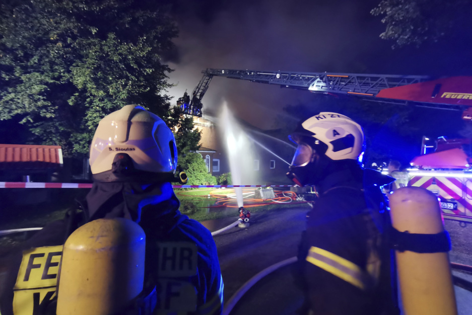 Der Brand griff auch auf ein Wohnhaus über.