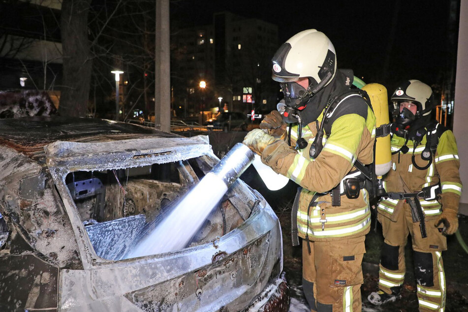 Als die Feuerwehr eintraf, stand das Auto lichterloh in Flammen.