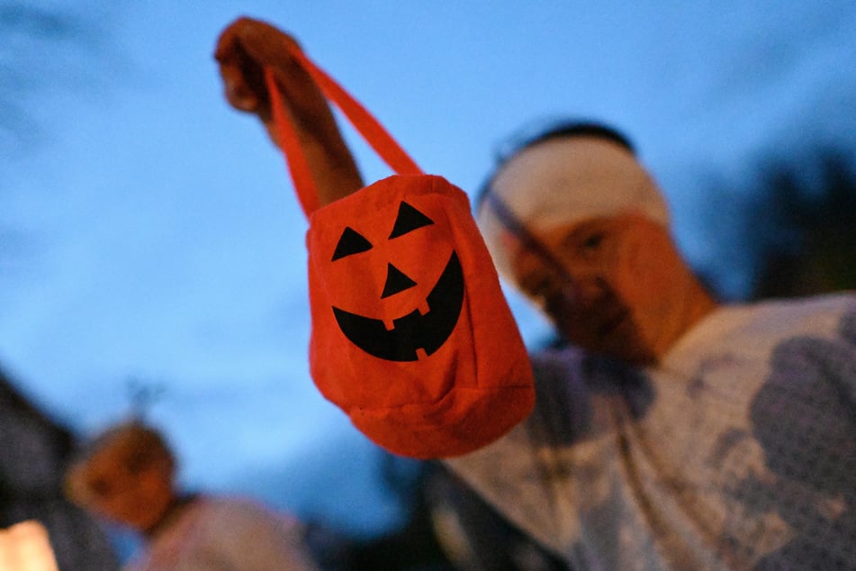 Zu Halloween ziehen Kinder von Tür zu Tür und sammeln Süßigkeiten. In Bayern erlebte eine Mutter dabei eine böse Überraschung. (Symbolbild)