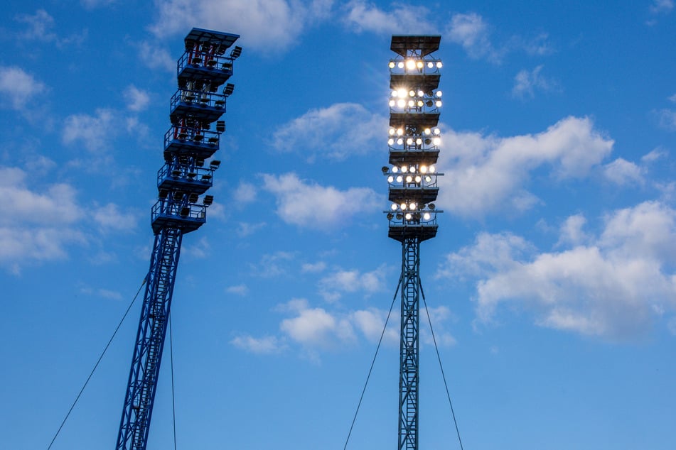 Der FC Hansa Rostock verabschiedete am Mittwochabend seine alten Flutlichtmasten.
