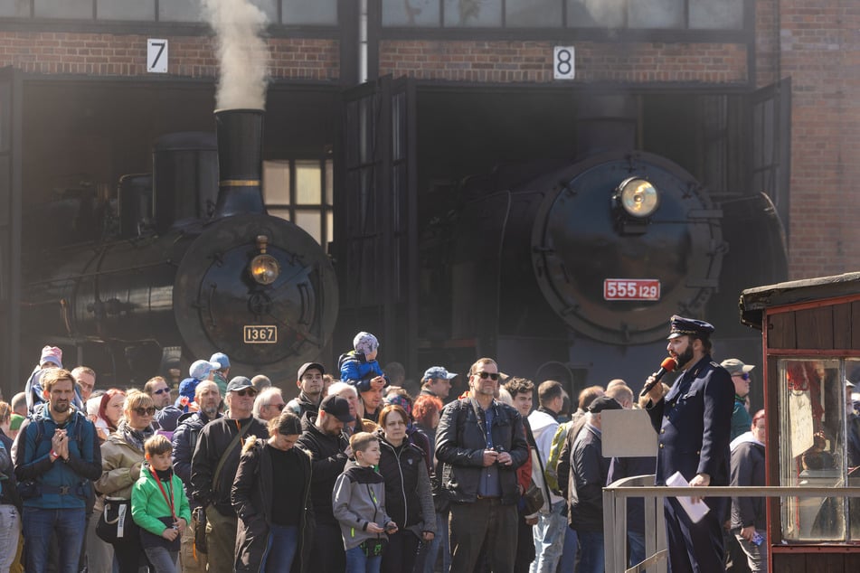 Eisenbahnfans lauschten den Erklärungen.