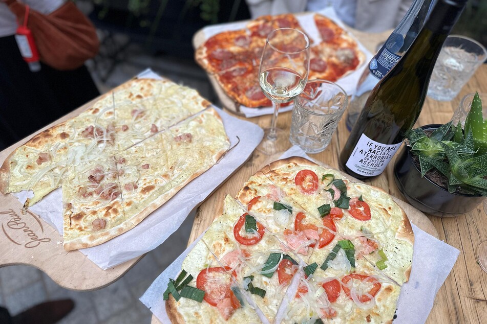 Neben Wein werden auch Champagner und Longdrinks angeboten. Für das leibliche Wohl sorgen die in den Stadthöfen ansässigen Gastronomen und ein Flammenkuchen- sowie zwei Crêpe-Stände. TAG24-Tipp: den Flammkuchen mit Lachs und dazu den "Sauvignon Blanc Terrorist".