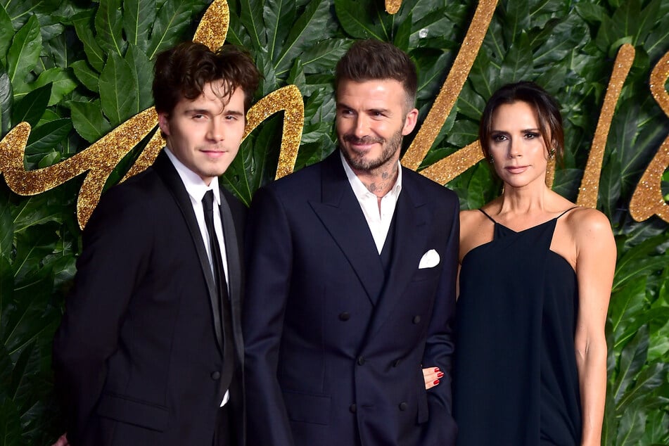 Zwischen Brooklyn Beckham (27, l.) und seinen Eltern David (51) und Victoria (52) herrscht Funkstille.
