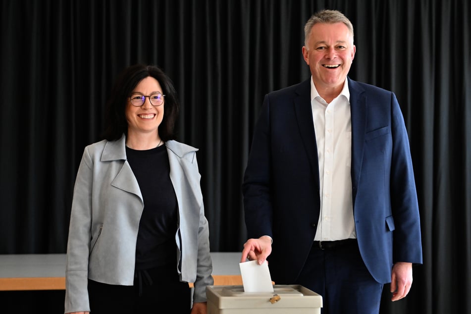 CDU-Spitzenkandidat Gordon Schnieder und seine Frau Diane bei der Stimmabgabe.