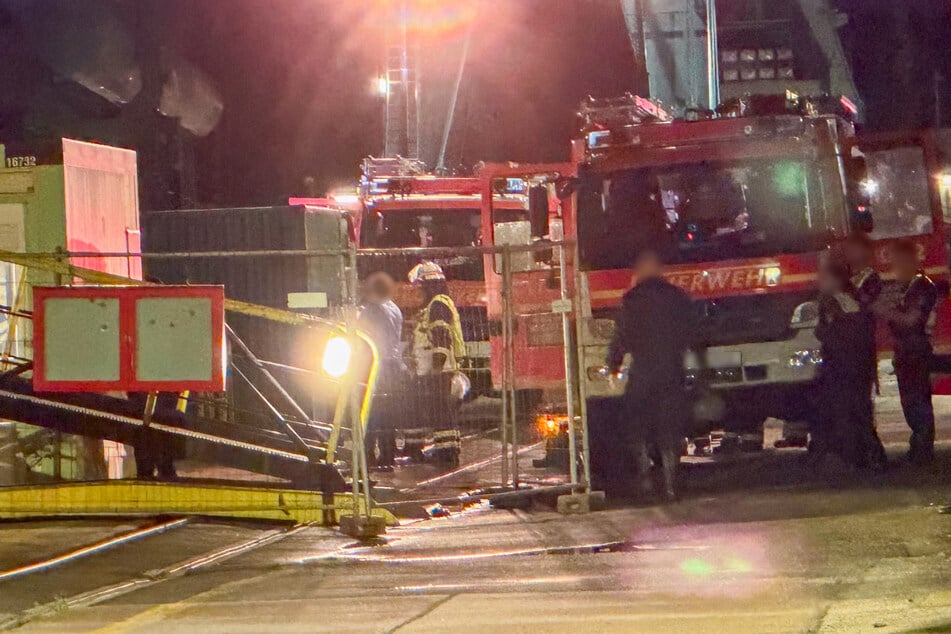 Hamburg: Großeinsatz mitten in der Nacht: Feueralarm auf Marineschiff