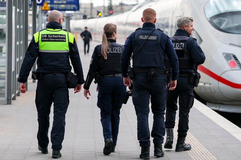 Zugekokste Schwarzfahrerin streckt Polizistin mit Kopfnuss nieder und versucht zu fliehen