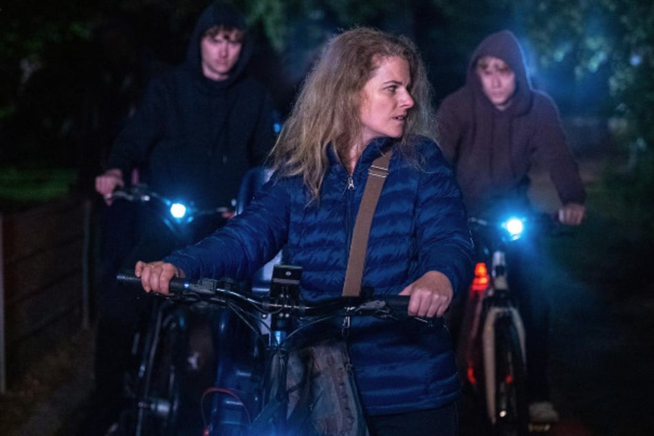 Nachgestellte XY-Szene: Eine Fahrradfahrerin wird von zwei jungen Männern verfolgt.