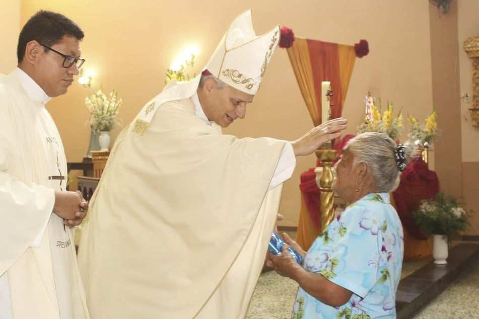 Auf diesem Foto segnet der damalige Bischof Robert Prevost (69, M) eine Frau während einer Messe in Peru im September 2020.