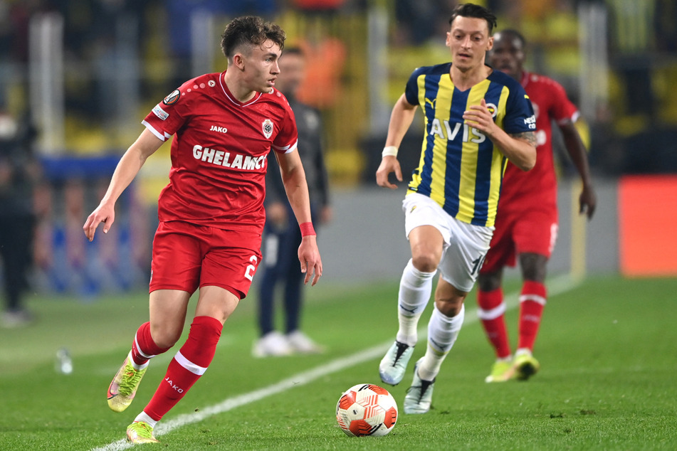 Mesut Özil (34) spielt seit dieser Spielzeit für Erdogans Lieblingsclub Istanbul Başakşehir FK. Davor lief er für Fenerbahçe auf, konnte sich aber dort offenbar nicht durchsetzen.