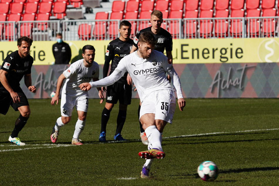 Alexander Esswein (30, r.) schoss den SV Sandhausen gegen den VfL Osnabrück vom Elfmeterpunkt mit 1:0 in Führung.
