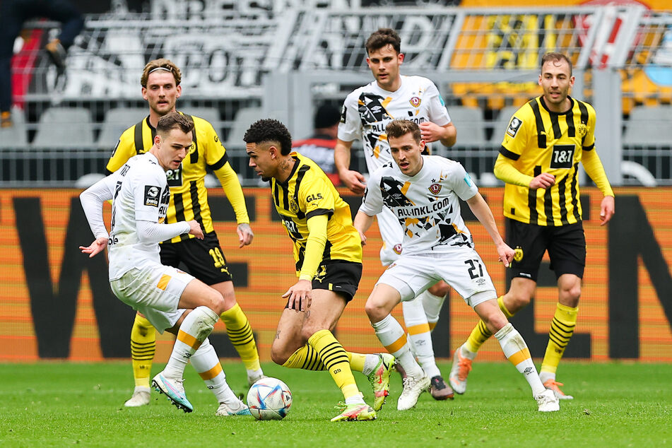Im März überrollte Dynamo Dresden die zweite Mannschaft des BVB. Außerdem kickt Dortmunds Torschütze Justin Njinmah (22, 3.v.l.) mittlerweile in der Bundesliga.