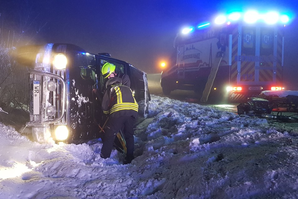 Im Harz ist das Auto eines 64-Jährigen in einen Straßengraben gekippt.