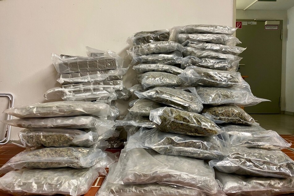 Die Hamburger Polizei hat bei den drei Angeklagten insgesamt knapp 28 Kilogramm Marihuana gefunden. (Symbolfoto)