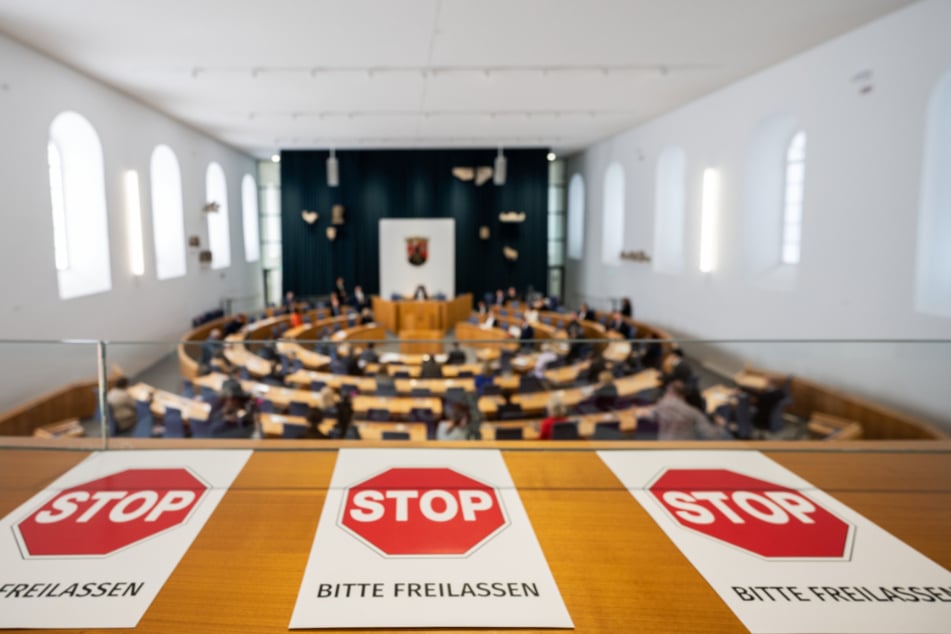 Im Landtag in Mainz liegen Zettel mit Hinweisen aus.