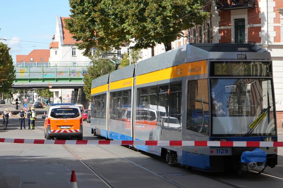 Eine Straßenbahn strandete durch das abgerissene Kabel erst mal.