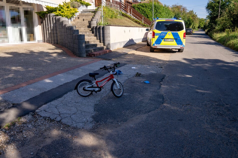 Der Junge (4) war mit seinem Fahrrad unterwegs, als er von dem Nissan der Rentnerin (78) erfasst wurde.