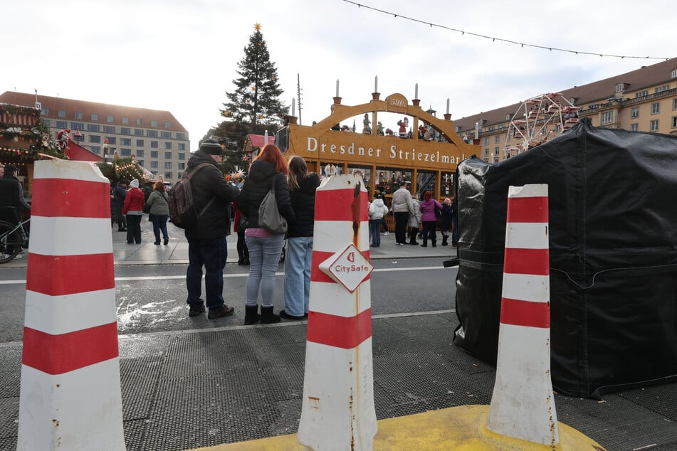 Trotz des verheerenden Anschlags in Magdeburg und einer "abstrakten Gefährdung" strömen Besucher auf den Dresdner Striezelmarkt.