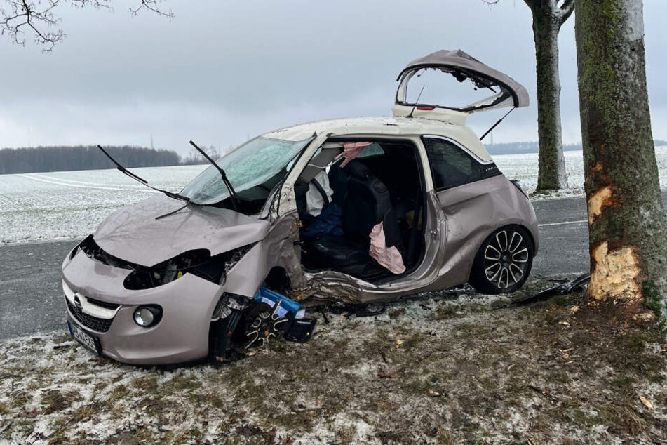 Die Fahrerin (32) wurde bei dem schweren Crash in ihrem Opel Adam eingeklemmt.