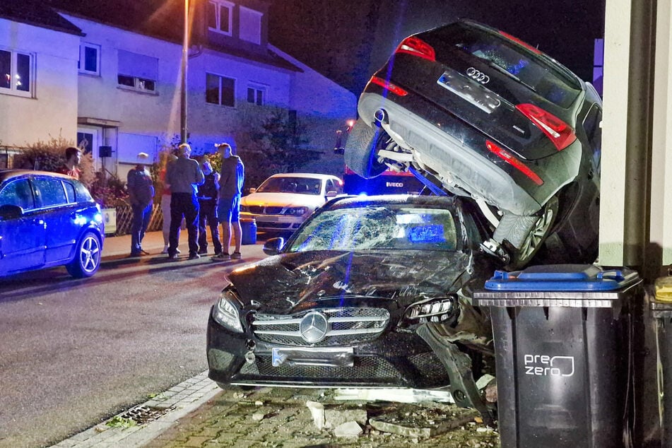 Drei Fahrzeuge wurden teils schwer beschädigt.