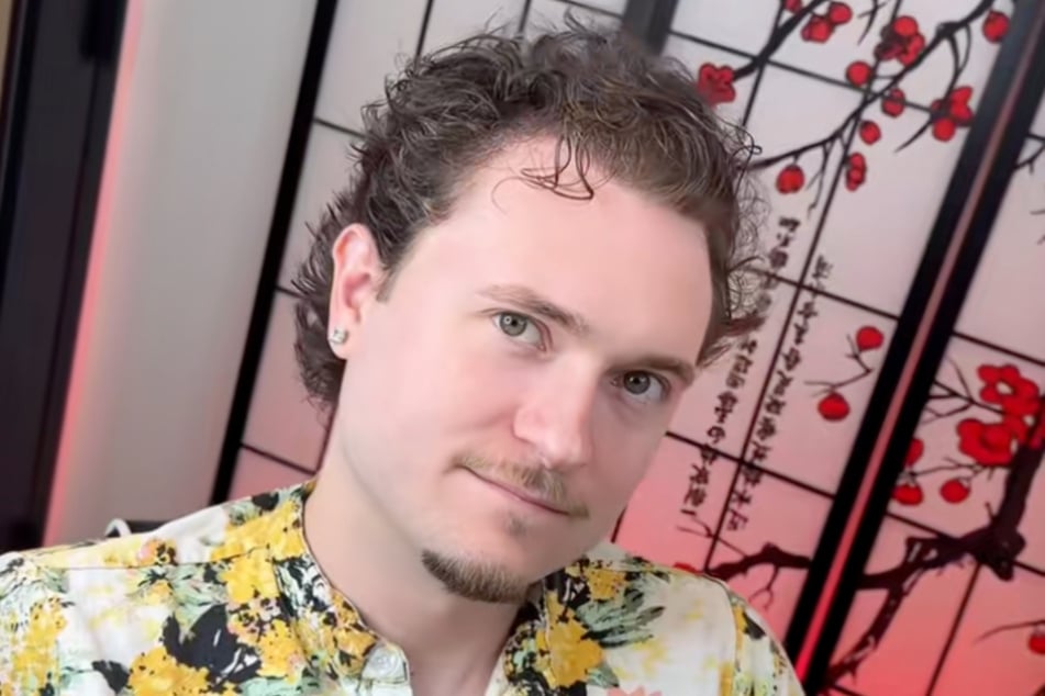 Die Haare schön, der Bart gestutzt: Der Kunde sieht endlich wieder so alt aus, wie er ist: 27 Jahre.
