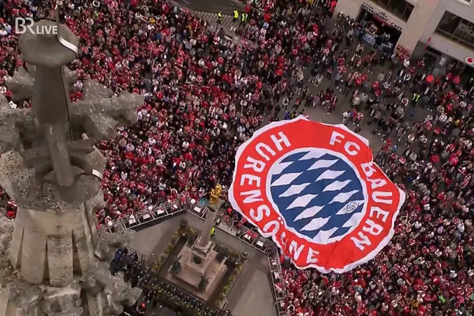 Bei der Live-Übertragung der Meisterfeierlichkeiten des FC Bayern im Bayerischen Rundfunk war der Schmäh-Banner nicht zu übersehen.