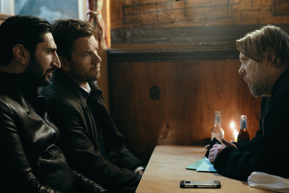 Assad (Fares Fares, 47, l.) und Carl (Nikolaj Lie Kaas, 47, M.) befragen Brandt (Nicolas Bro, 48, r.), der anscheinend mehr über die Insel Sprogø weiß.