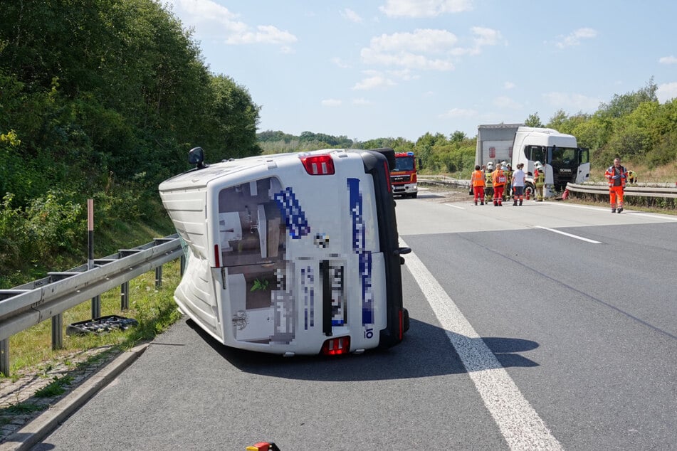 Der Kleintransporter kippte um und blieb auf der Seite liegen.