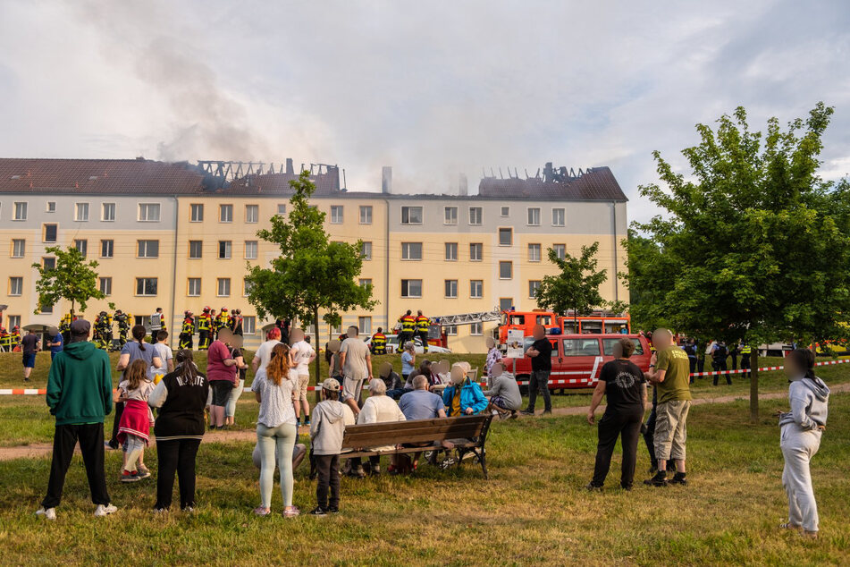 Im Dachstuhl eines Mehrfamilienhaus in Leisnig (Landkreis Mittelsachsen) brach am Donnerstagabend ein verheerendes Feuer aus.