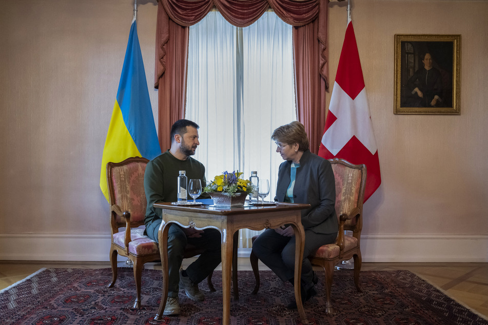 Swiss President Viola Amherd (r.) speaks with Ukraine's President Volodymyr Zelensky (l.) during talks in Kehrsatz near Bern, Switzerland, on Monday.