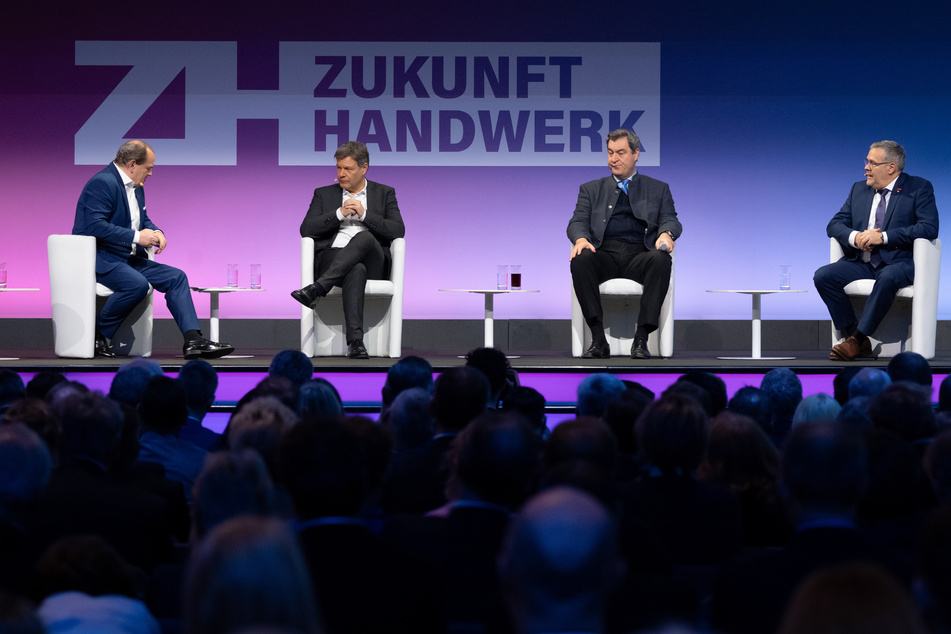 Wirtschaftsminister Robert Habeck (54, Grüne, 2.v.l.) und Ministerpräsident Markus Söder (57, CSU, 2.v.r.) stichelten sich auf der Bühne gegenseitig an.
