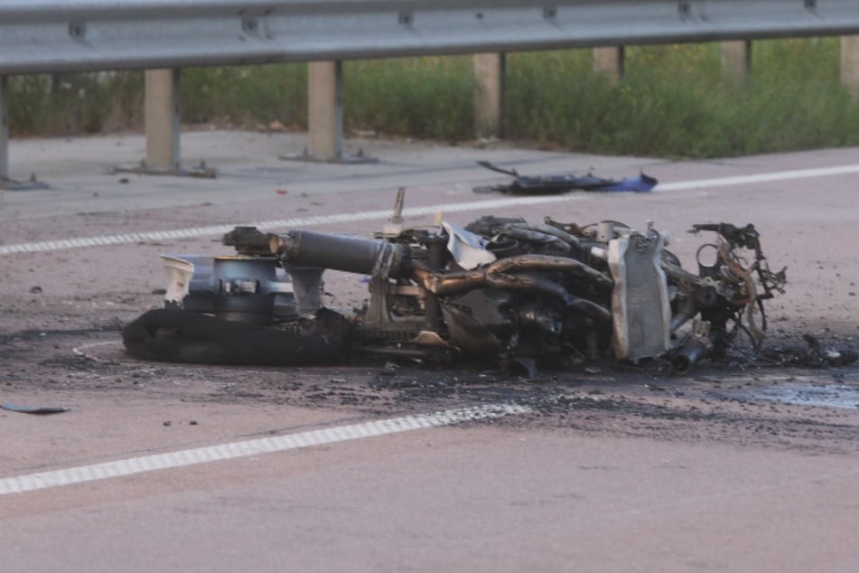 Das Motorrad war nach dem Unfall sofort in Flammen aufgegangen. Der 22 Jahre alte Fahrer erlag noch vor Ort seinen schweren Verletzungen.