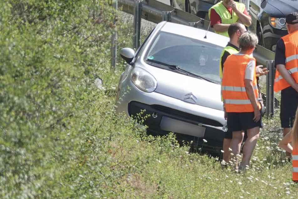 Unfall A17: Promille-Fahrerin landet auf A17 in Leitplanke: Hund muss ins Tierheim