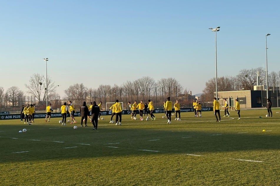 Die Mannen von Thomas Stamm wärmen sich auf,