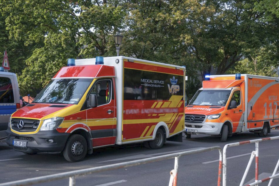 Rettungskräfte brachten den Verletzten (21) in ein Krankenhaus. (Symbolfoto)
