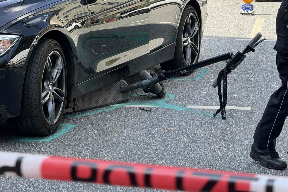 Am Dienstagvormittag wurde ein E-Scooter-Fahrer in Hamburg-Wilhelmsburg von einem Auto erfasst.