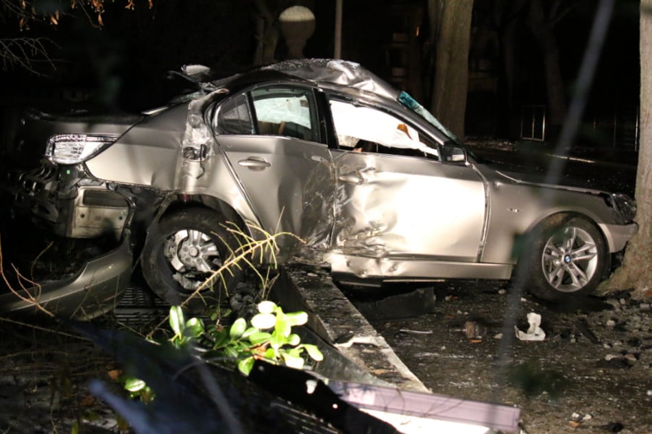Schwerer Unfall in Leipzig: BMW rauscht durch Gartenzäune und kracht gegen Baum