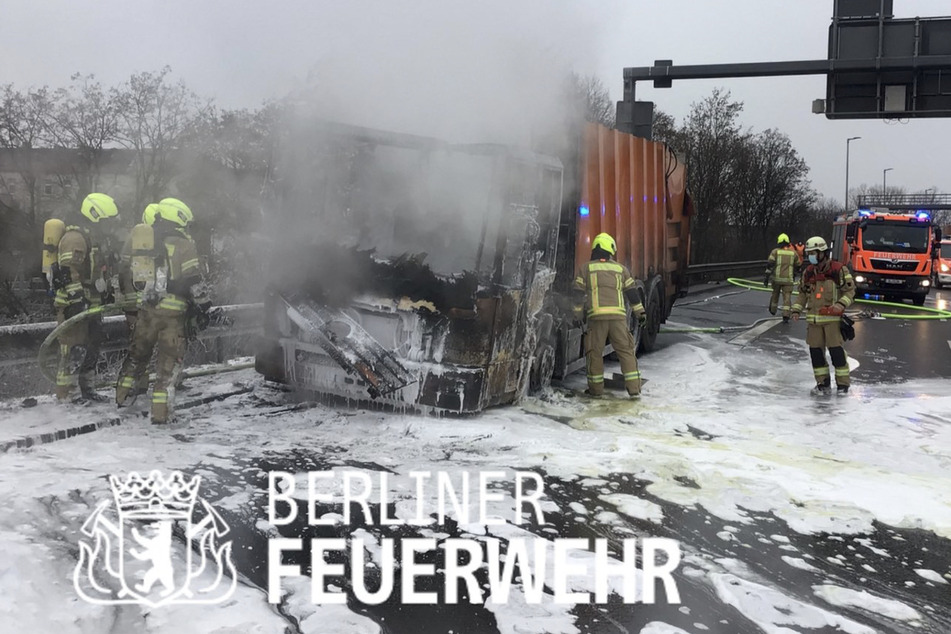 Müllwagen geht auf A100 in Flammen auf und sorgt für Mega-Stau