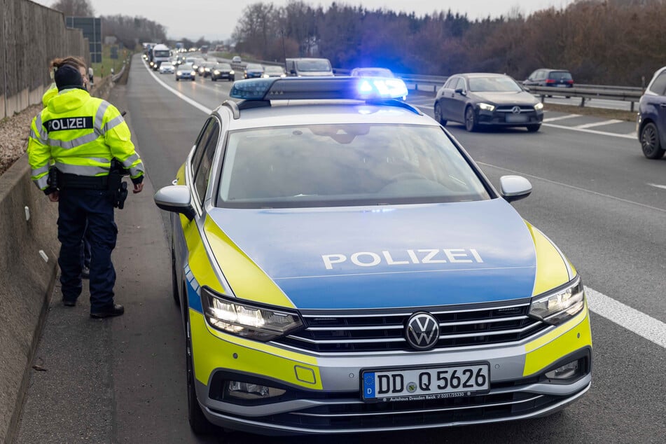 Die Polizei bei einer Kontrolle zwischen Plauen-Ost und Treuen.