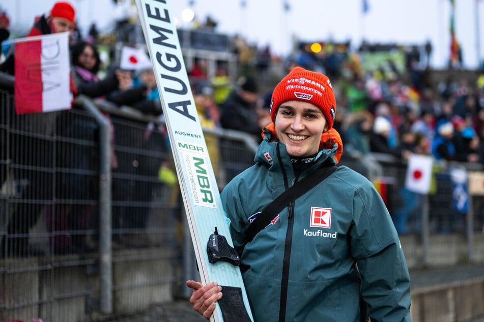 Platz sieben für die Erzgebirgerin im ersten von zwei Weltcups in der Vogtland Arena. Am Samstag um 11.45 Uhr geht es für Selina Freitag weiter.