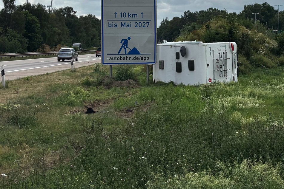 Unfall A1: Pinkelpause wird zum Griff ins Klo: Rentner zerlegt Wohnmobil