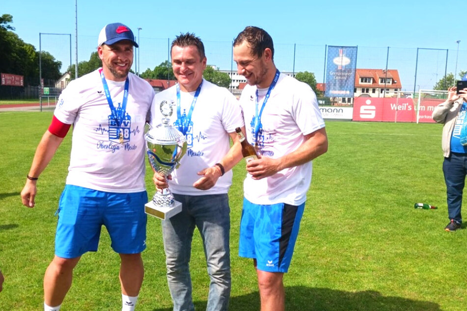 As assistant coach of Bischofswerdaer FV, Robert Koch (r.) won the league championship a few days ago.