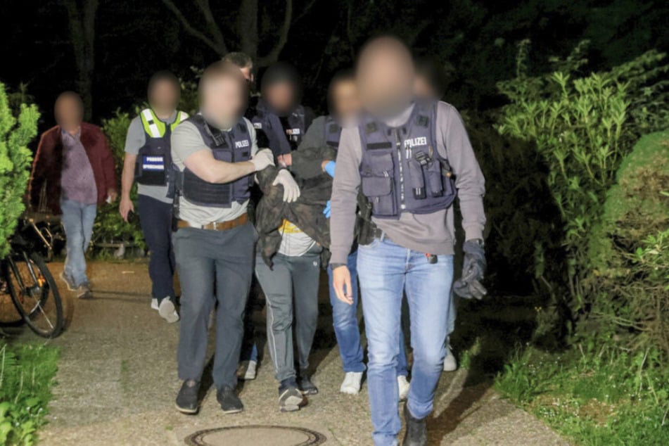 Unmittelbar nach der Tat konnte der Tatverdächtige festgenommen und abtransportiert werden.